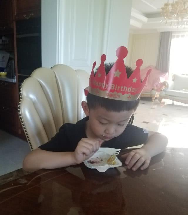 黄海冰晒照为5岁儿子庆生,小女儿罕见出镜,与包贝尔女儿神相似