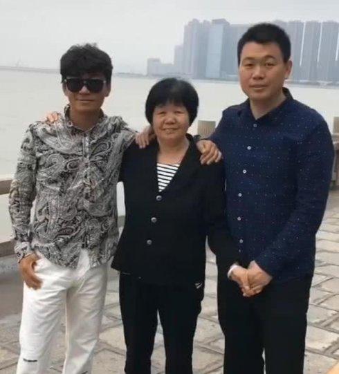 给母亲上个坟,王宝强与女友双双被喷