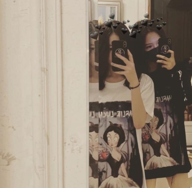 王菲女儿李嫣与闺蜜穿同款似双胞胎,两人玩下衣失踪,竹竿腿吸睛