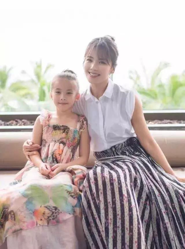 别再夸李嫣继承王菲美貌了,刘涛母女才是一个模子刻出来的