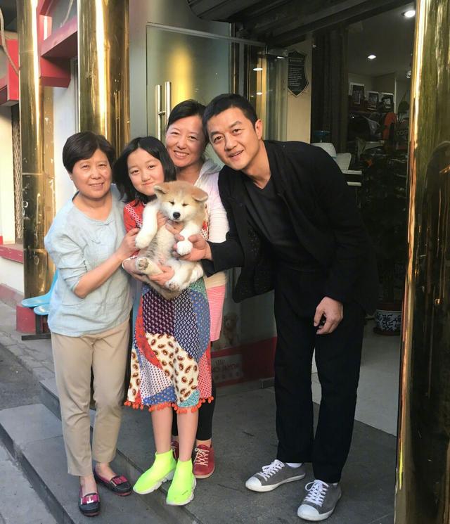 王菲女儿李嫣与闺蜜穿同款似双胞胎,两人玩下衣失踪,竹竿腿吸睛