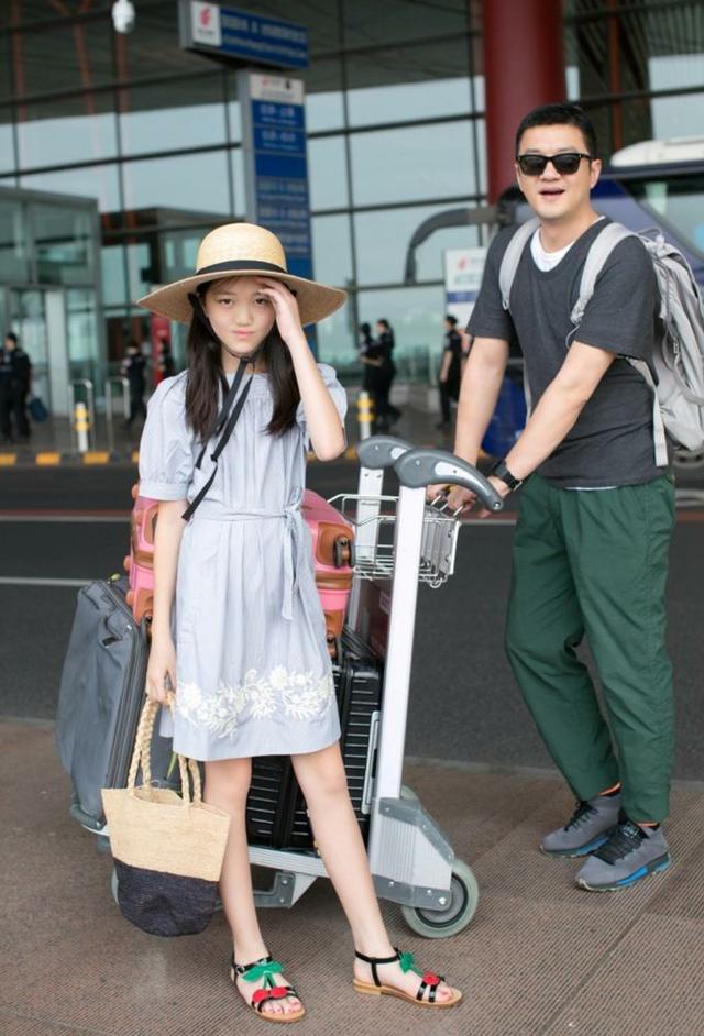 王菲女儿李嫣与闺蜜穿同款似双胞胎,两人玩下衣失踪,竹竿腿吸睛