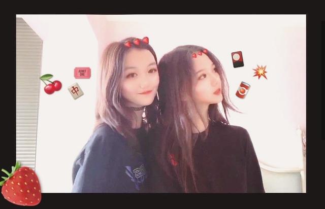 王菲女儿李嫣与闺蜜穿同款似双胞胎,两人玩下衣失踪,竹竿腿吸睛