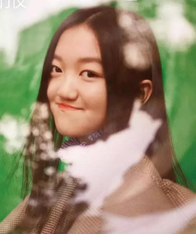 别再夸李嫣继承王菲美貌了,刘涛母女才是一个模子刻出来的