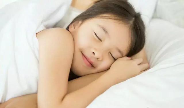 别再夸李嫣继承王菲美貌了,刘涛母女才是一个模子刻出来的