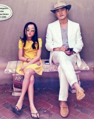 王菲女儿李嫣与闺蜜穿同款似双胞胎,两人玩下衣失踪,竹竿腿吸睛