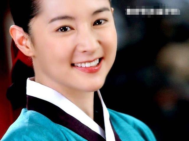 拍戏只为赚钱?郑爽一句话惹炸网友,粉丝众筹“退出娱乐圈”