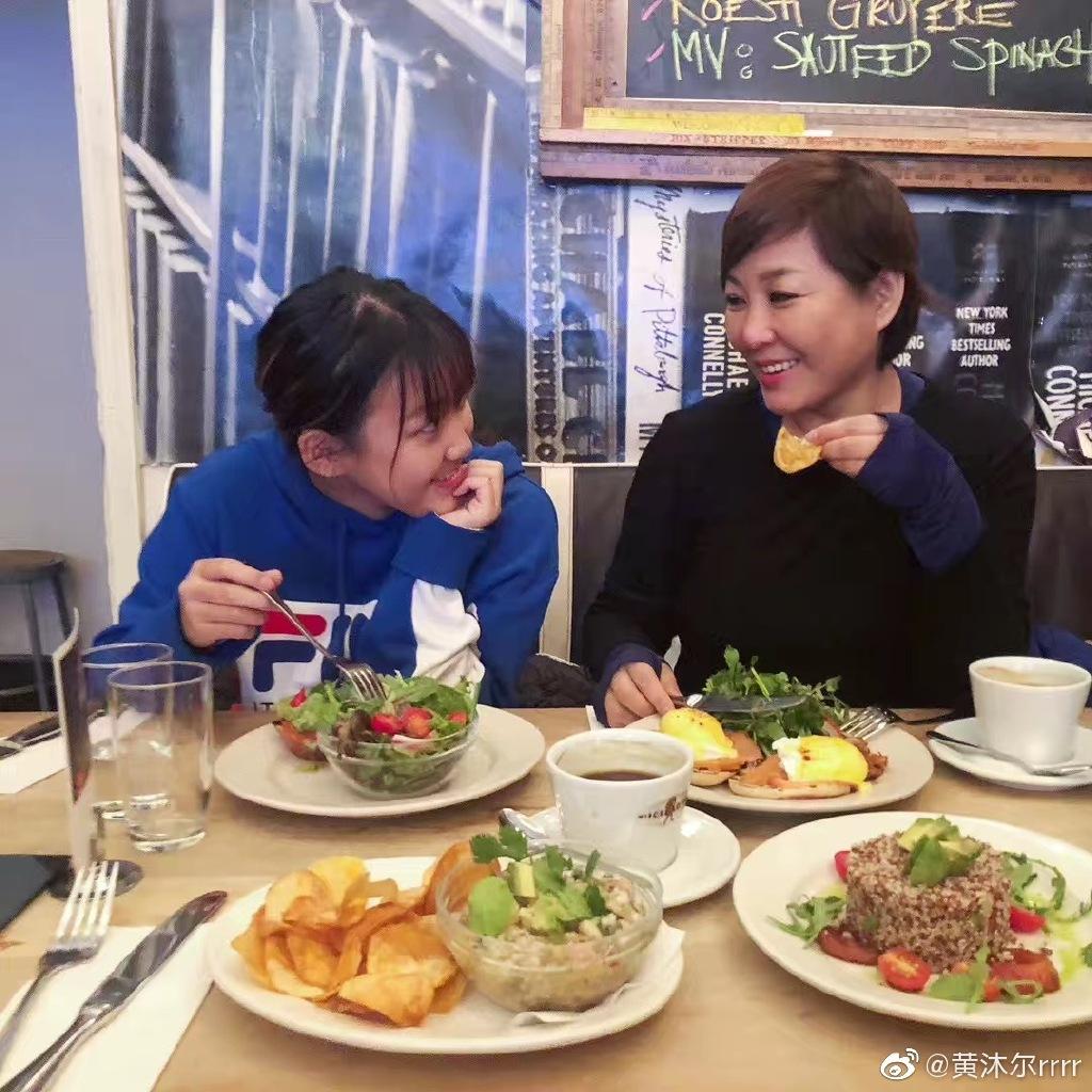 主持人李静女儿近照曝光,女大十八变,网友:变瘦变漂亮了