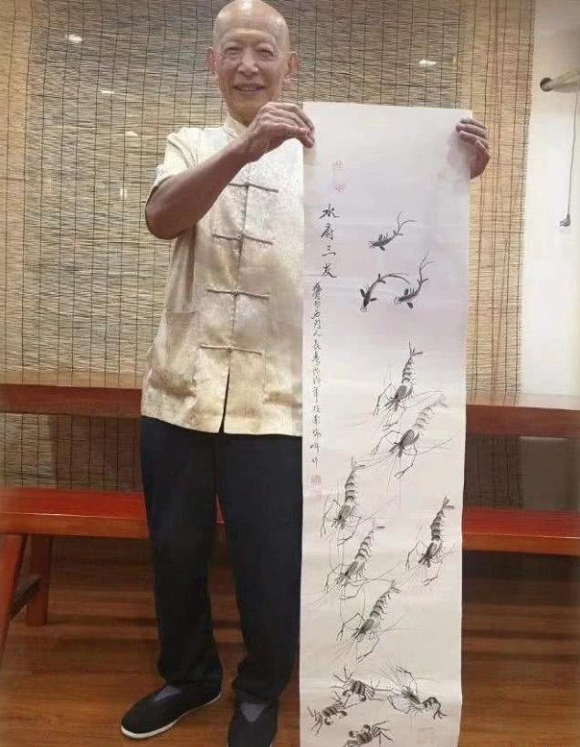 模仿齐白石画虾:弟子画得太死板,孙女画得太精致,另一个画绝了