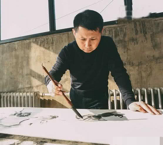 模仿齐白石画虾:弟子画得太死板,孙女画得太精致,另一个画绝了