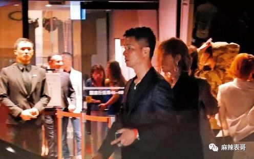 老公夜会嫩模转1万,小S却一个包背10年,这婚姻好不好她不知道?