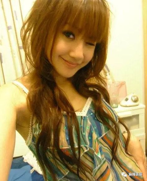 老公夜会嫩模转1万,小S却一个包背10年,这婚姻好不好她不知道?