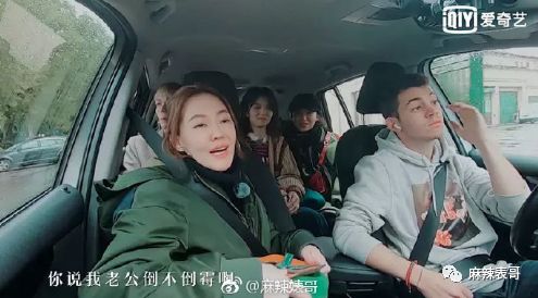 老公夜会嫩模转1万,小S却一个包背10年,这婚姻好不好她不知道?
