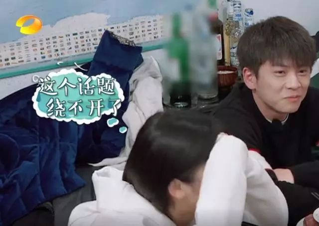 武艺牵手长发女生,妈妈再也不用担心他找不到女朋友啦!