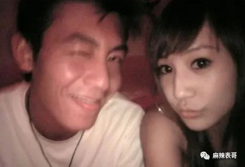 老公夜会嫩模转1万,小S却一个包背10年,这婚姻好不好她不知道?