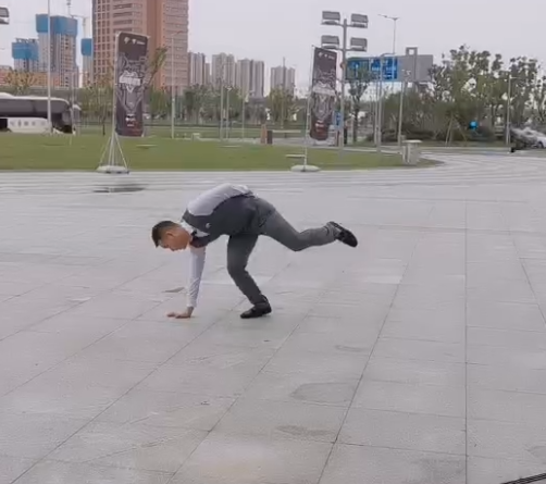 DNF心悦赛完结,180斤的虎牙狂人现场表演360度后空翻,结局亮了