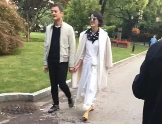 李亚鹏带女友和李晨约球秀恩爱,李晨努力甩情伤,状态恢复很轻松