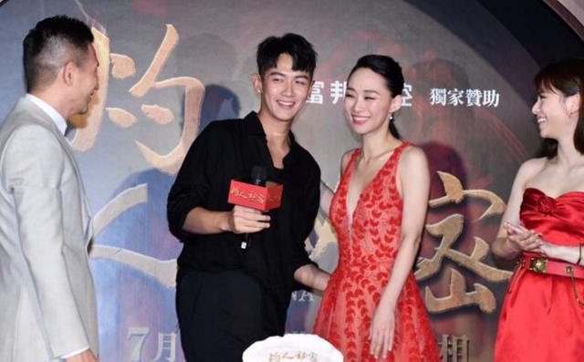 柯震东出席新作品发布会,全黑造型全程站C位,笑容满面不惧舆论