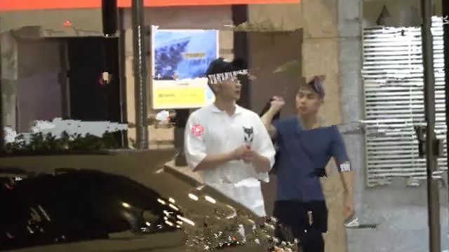 李亚鹏带女友和李晨约球秀恩爱,李晨努力甩情伤,状态恢复很轻松