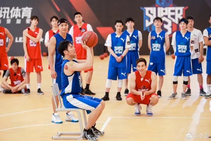 李亚鹏带女友和李晨约球秀恩爱,李晨努力甩情伤,状态恢复很轻松