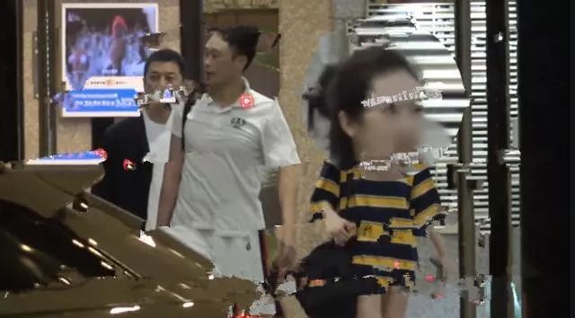 李亚鹏带女友和李晨约球秀恩爱,李晨努力甩情伤,状态恢复很轻松