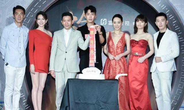 柯震东出席新作品发布会,全黑造型全程站C位,笑容满面不惧舆论