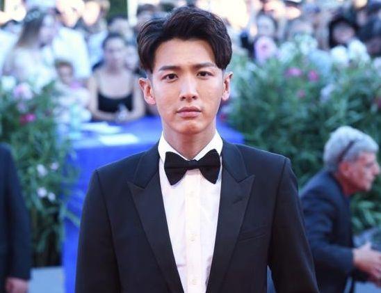 柯震东出席新作品发布会,全黑造型全程站C位,笑容满面不惧舆论