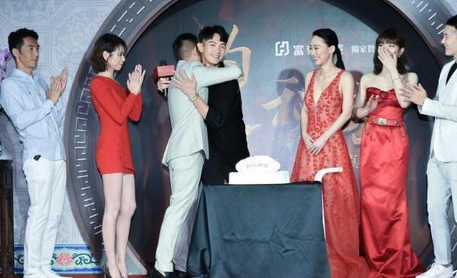 柯震东出席新作品发布会,全黑造型全程站C位,笑容满面不惧舆论