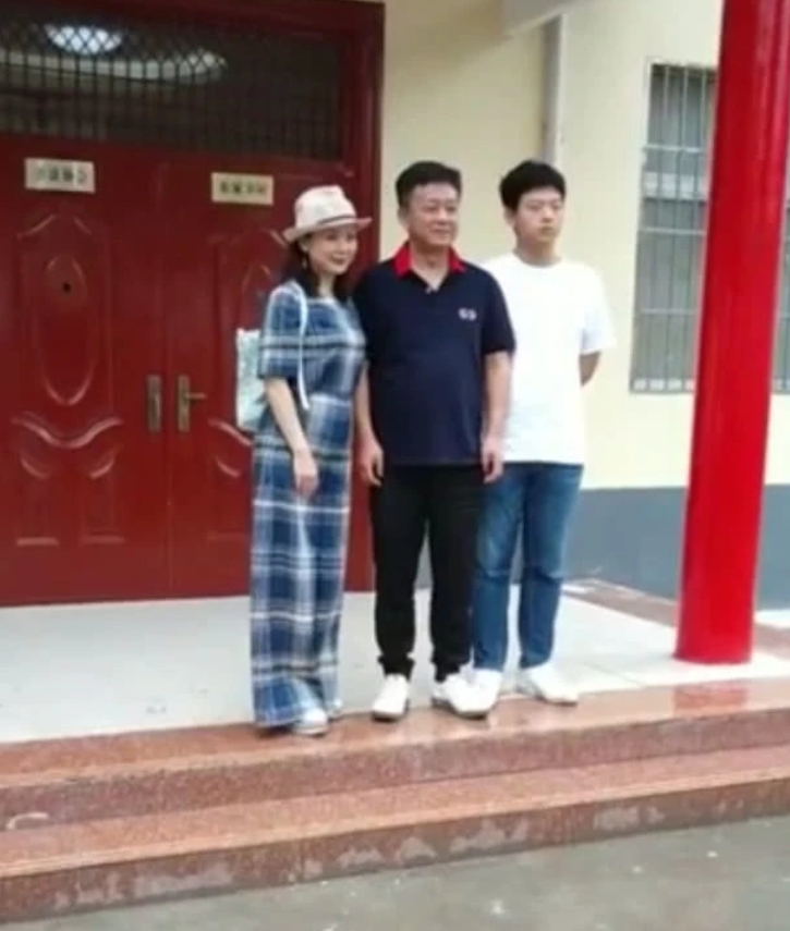 55岁朱军罕露面,穿着朴素接地气,神采奕奕一改以往颓唐苍老模样