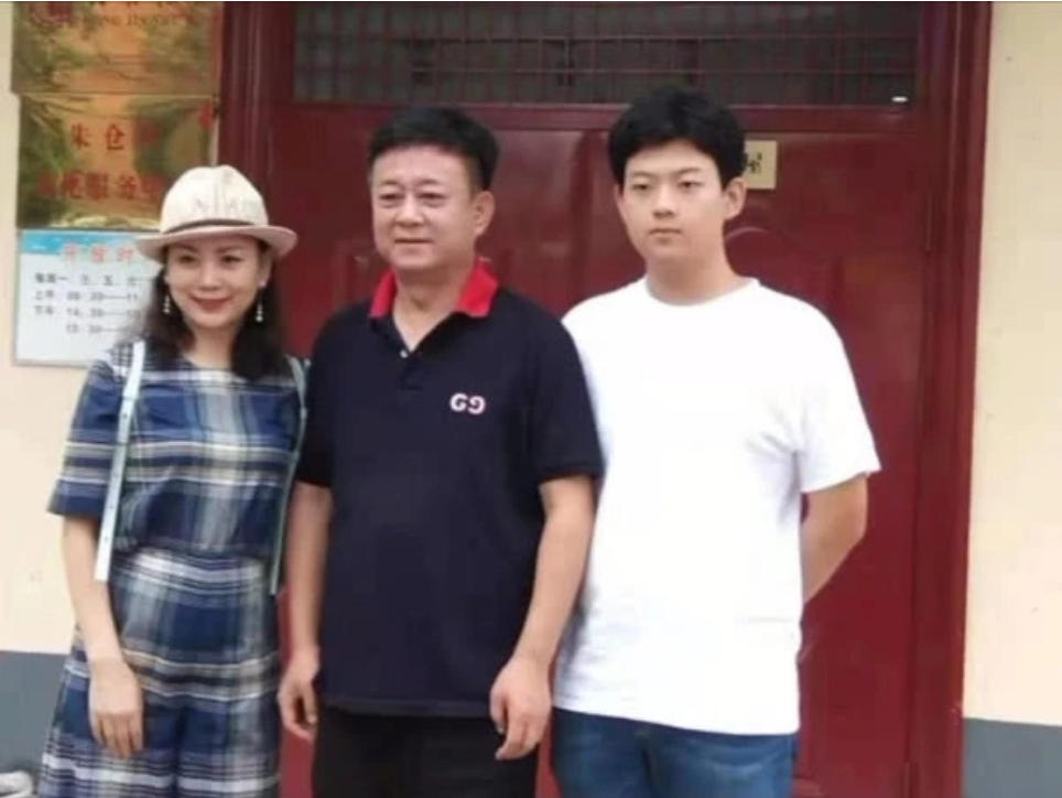 55岁朱军罕露面,穿着朴素接地气,神采奕奕一改以往颓唐苍老模样