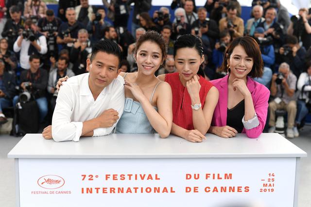 柯震东出席新作品发布会,全黑造型全程站C位,笑容满面不惧舆论
