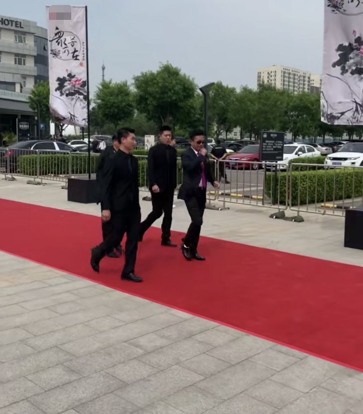 55岁朱军罕露面,穿着朴素接地气,神采奕奕一改以往颓唐苍老模样
