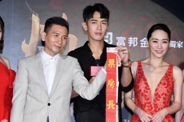 柯震东出席新作品发布会,全黑造型全程站C位,笑容满面不惧舆论