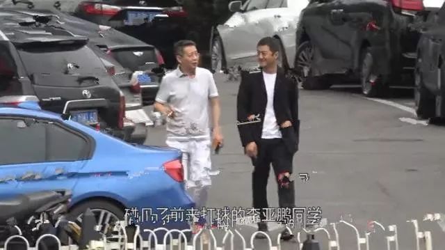李亚鹏带女友和李晨约球秀恩爱,李晨努力甩情伤,状态恢复很轻松