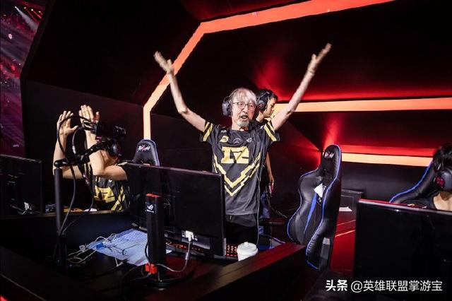 LOL官博分享LPL版老年照,网友:余霜充钱了