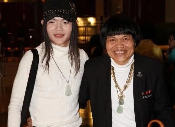 他是最丑演员,妻子一夜败光上亿家产,儿子留长发化浓妆太夸张