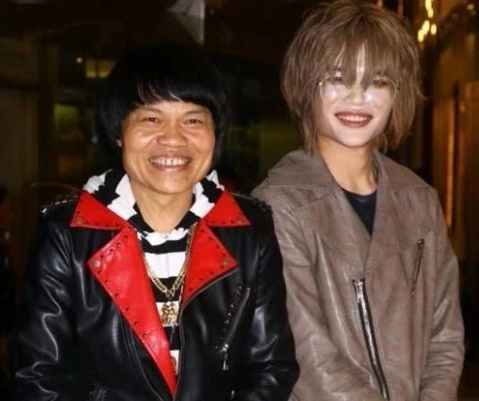 他是最丑演员,妻子一夜败光上亿家产,儿子留长发化浓妆太夸张