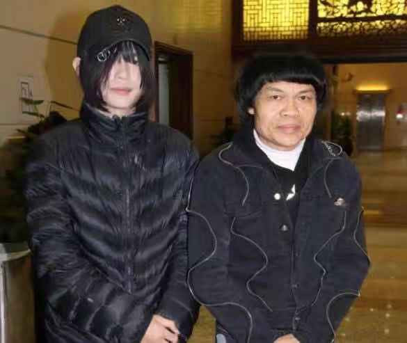 他是最丑演员,妻子一夜败光上亿家产,儿子留长发化浓妆太夸张