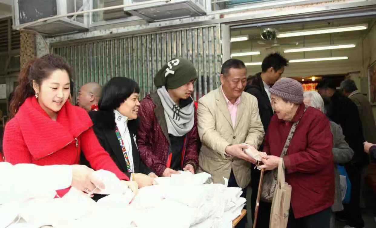 他是最丑演员,妻子一夜败光上亿家产,儿子留长发化浓妆太夸张