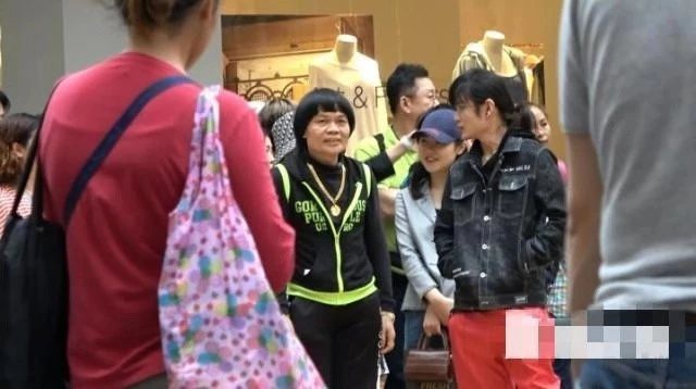 他是最丑演员,妻子一夜败光上亿家产,儿子留长发化浓妆太夸张