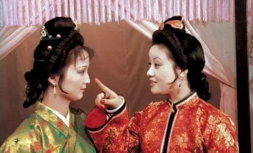 贾府为何那么快就衰败?这两个媳妇誓静重键,她们每天都要做一件事