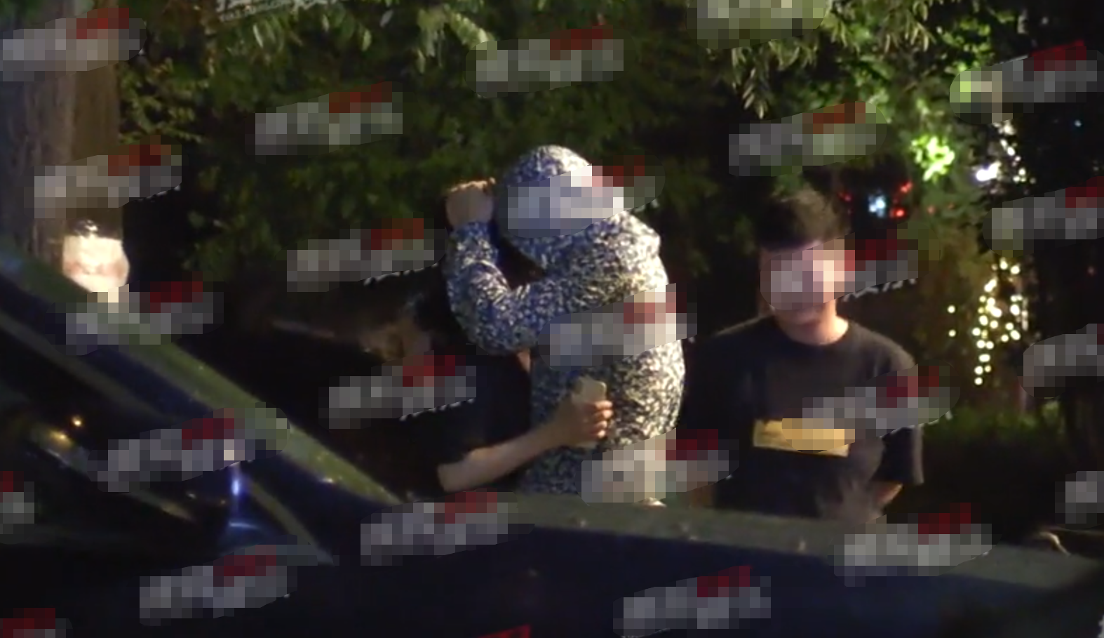 影帝廖凡和娇妻罕同框,一改以往严肃正经,二人街头热吻不顾旁人