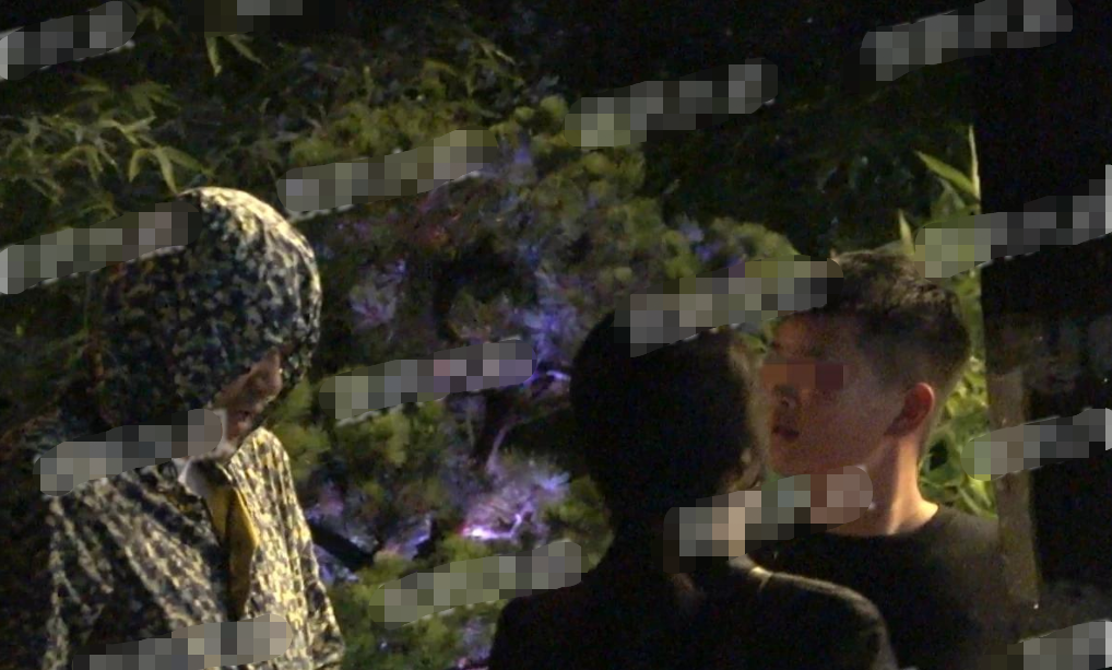 影帝廖凡和娇妻罕同框,一改以往严肃正经,二人街头热吻不顾旁人