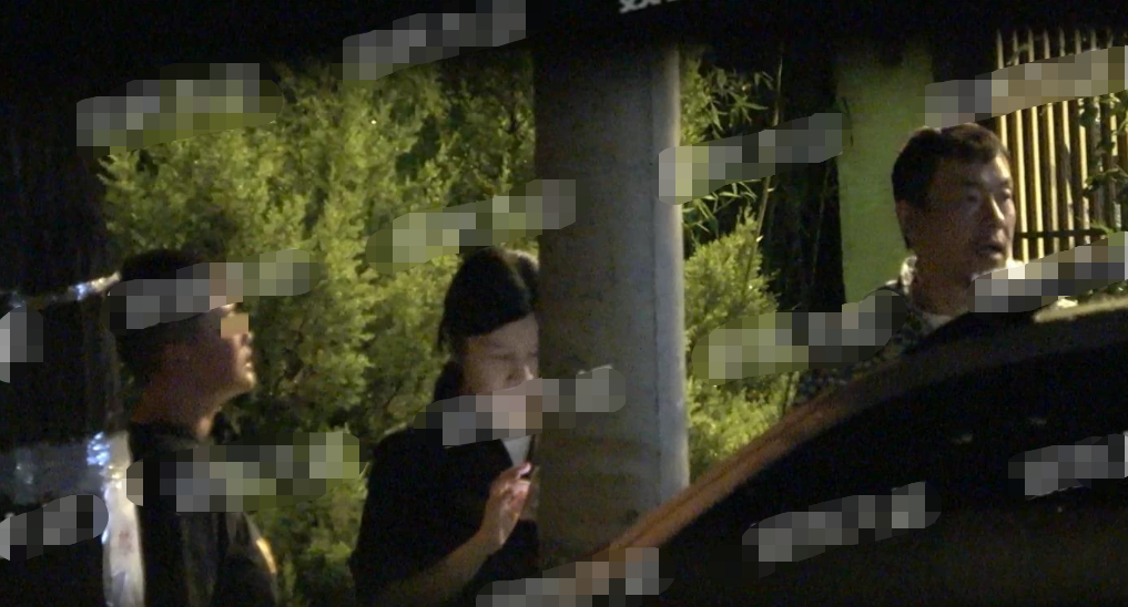 影帝廖凡和娇妻罕同框,一改以往严肃正经,二人街头热吻不顾旁人