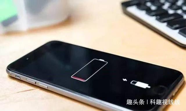 苹果手机防水再次提升,这次把充电接口都取消了,完全可以潜水了