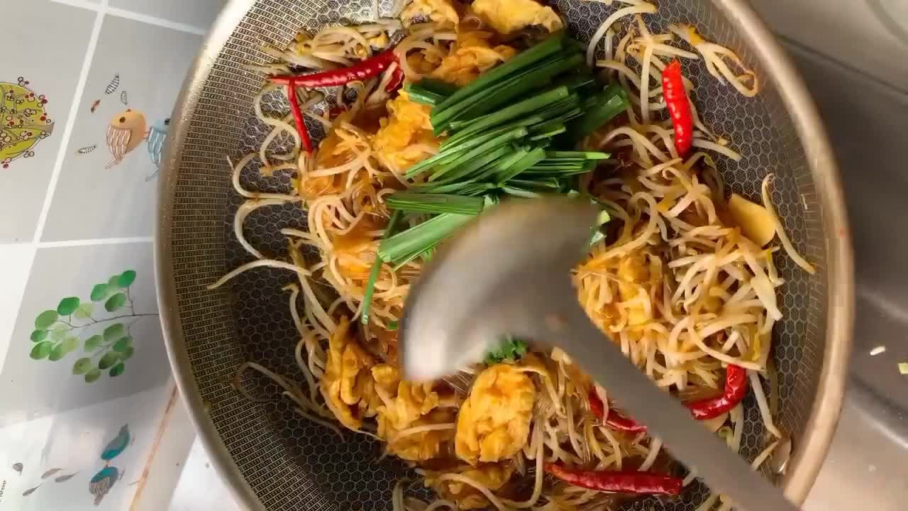 韭菜豆芽炒粉条,集鲜香脆爽多种特性,上桌瞬间被抢光
