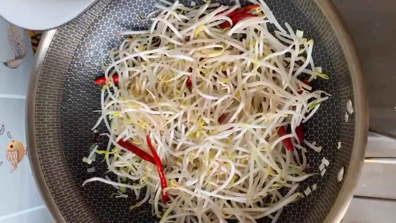 韭菜豆芽炒粉条,集鲜香脆爽多种特性,上桌瞬间被抢光