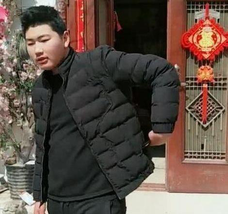 “大衣哥”为儿子办订婚宴,一改简朴作风超阔绰,见面礼用卡车拉