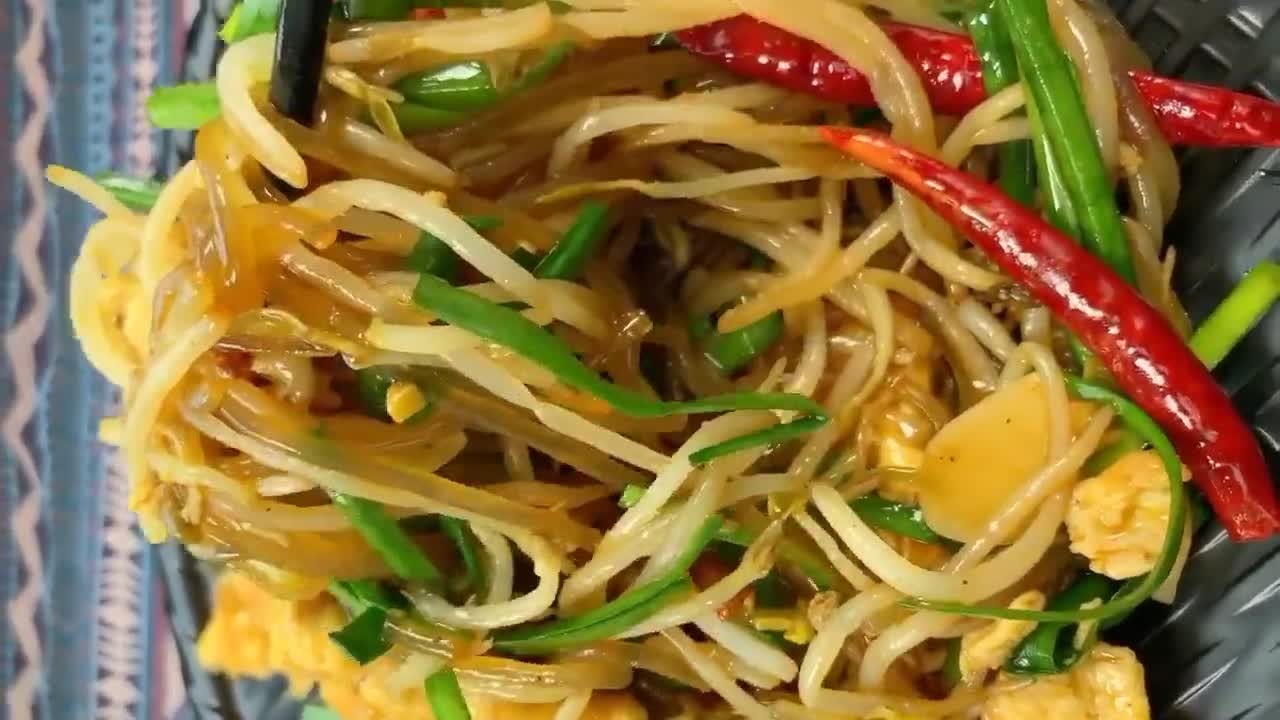 韭菜豆芽炒粉条,集鲜香脆爽多种特性,上桌瞬间被抢光