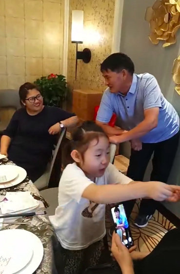 “大衣哥”为儿子办订婚宴,一改简朴作风超阔绰,见面礼用卡车拉